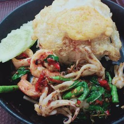 ข้าวราดกะเพราทะเล