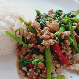 ข้าวราดผัดผักบุ้งไฟแดง