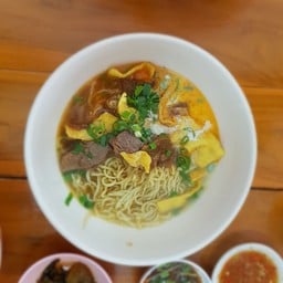 ข้าวซอยเนื้อ เนื้อเต็มๆ คำ ไม่ได้รสเข้มข้นมาก ไม่ได้เผ็ด กลางๆ ครับ