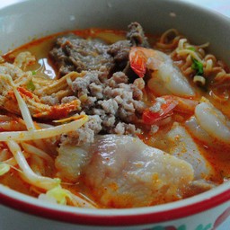 ก๋วยจั๊บญวนต้มยำนมสดหมู