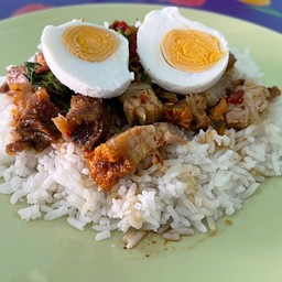 ข้าวกะเพราหมูกรอบไข่เค็ม