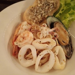 สปาเก็ตตี้ทะเลผัดซอสไวน์ขาว