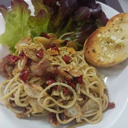 สปาเก็ตตี้พริกแห้งเบคอน