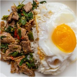 ข้าวราด กระเพราเนื้อ (ไม่รวมไข่ดาว)