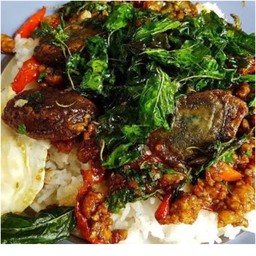 ข้าวราด กระเพราไข่เยี่ยวม้า (ไม่รวมไข่ดาว)