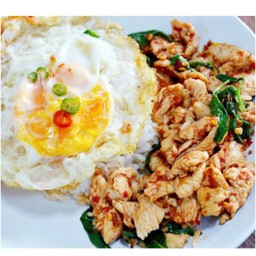 ข้าวราด กระเพราไก่ (ไม่รวมไข่ดาว)