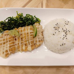 ข้าวไก่กรอบซอสมะนาว (crispy chicken lime sauce with rice)