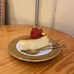 Strawberry basque burnt cheesecake (110 thb)