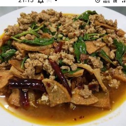 ผัดกระเพราไก่หมูยอ