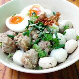 บะหมี่แห้งรวมมิตร,ลูกชิ้นปลา,ลูกชิ้นหมู,หมูเด้ง,ไข่ต้ม