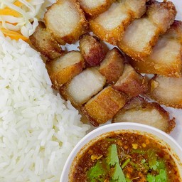 ข้าวหมูสามชั้นทอดน้ำปลา
