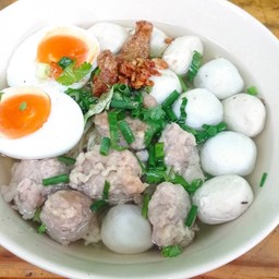บะหมี่รวมมิตรน้ำใส,ลูกชิ้นปลา,ลูกชิ้นหมู,หมูเด้ง,ไข่ต้ม