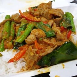 ผัดพริกแกงไก่ เป็นกับข้าว