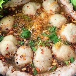 เกาเหลาต้มยำลูกชิ้นหมู