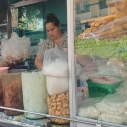 (ยุ้ย)เย็นตาโฟสี่เสาเทเวศ ลูกชิ้นปลาทำเอง