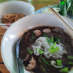ก๋วยเตี๋ยวเรือน้ำตก (เนื้อ)