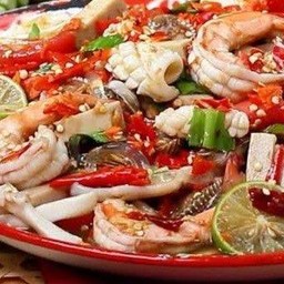 ซีฟู๊ดน้ำปลาร้า กุ้งลวก ปลาหมึก หมูยอ