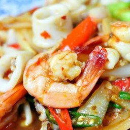 กะเพรา หมู หมึก กุ้ง