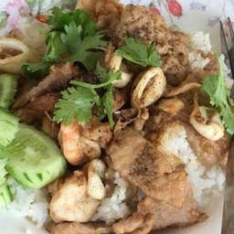 หมู หมึก กุ้ง ผัดกระเทียมพริกไทย