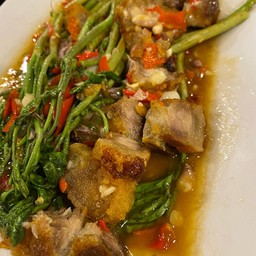 ยอดกระเฉดหมูกรอบ