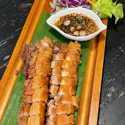 หมูกรอบจิ้มแจ่ว