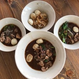 มุมอร่อย ก๋วยเตี๋ยวเรือน้ำตก (สามัคคี)