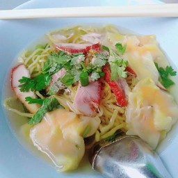 บะหมี่เกี๊ยวปูหมูแดงราชพฤกษ์