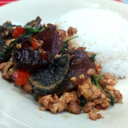 ข้าวกระเพราหมูสับไข่เยี่ยวม้า