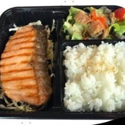 Gen Box Set 1 ข้าวแซลมอนย่าง+สลัดหนังปลากรอบ