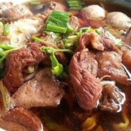 ก๋วยเตี๋ยวเนื้อตุ๋น พิเศษ