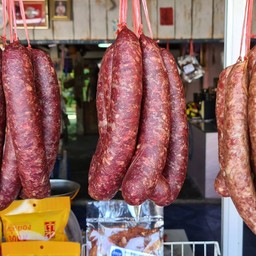 หม่ำเนื้อหรือหมูที่ยังไม่ปรุง แขวนรอให้สั่งกลับบ้าน