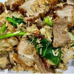 ข้าวผัดหมูกรอบ