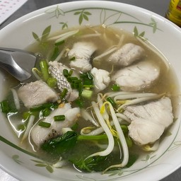 ร้านก๋วยเตี๋ยวลูกชิ้นปลา ข้าวต้มปลา หลังมหาวิทยาลัยหอการค้าไทย
