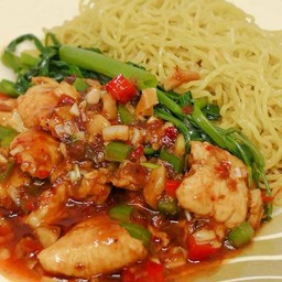 บะหมี่น้ำพริกเผาไก่ หรือ หมู