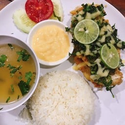ข้าวไก่กรอบซอสมะนาว