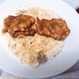 พาสต้าไวท์ครีมซอสเห็ดแชมปิญอง & ไก่ย่าง