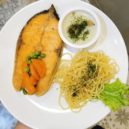 สเต็กแซลมอนครีมซอสเห็ดและสปาเก็ตตี้