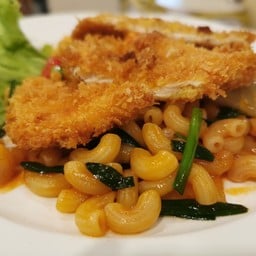 มักโรนีหมูทอด หรือไก่ทอด