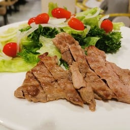 สลัดหมูย่าง หรืออกไก่ย่าง