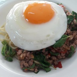 สปาเก็ตตี้กะเพราหมูไข่ดาว