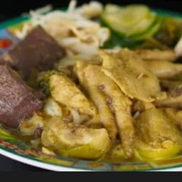 ขนมจีนแกงเขียวหวานไก่+ไข่ต้ม