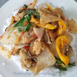 กระเพราหน่อไม้ดอง กับข้าว