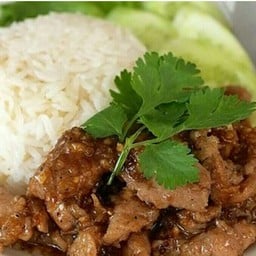 ข้าวราดหมูกระเทียมพริกไทย.. อร่อยม๊ากกกค่ะ