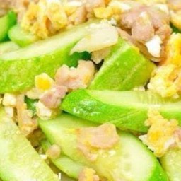 แตงกวาผัดไข่ราดข้าว