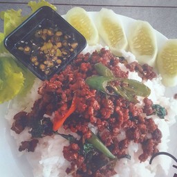 ข้าวราดกะเพราเนื้อโคขุน(กับข้าวทำไว้แล้ว)