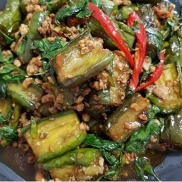 มะเขือยาวผัด(เลือกเนื้อสัตว์ได้)ราดข้าว