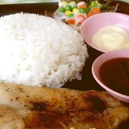 ข้าวสเต็กปลาดอลลี่พริกไทยดำ