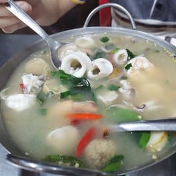 ต้มยำรวมมิตรทะเลน้ำใส