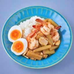 ข้าวราดสายบัวผัดมันกุ้ง ไข่ต้ม
