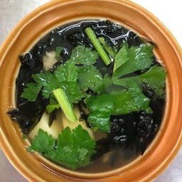 น้ำซุปสาหร่ายเต้าหู้ไข่หมูสับ